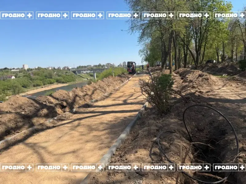 У Гродне працягваюць рэканструяваць сквер на Дарвіна. Жыхары дамоў скардзяцца на высечку дрэў і адсутнасць праекта