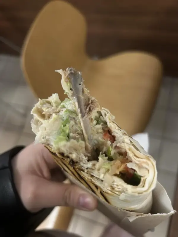 Гродзенка зламала зуб аб шаурму — у краме адрэагавалі
