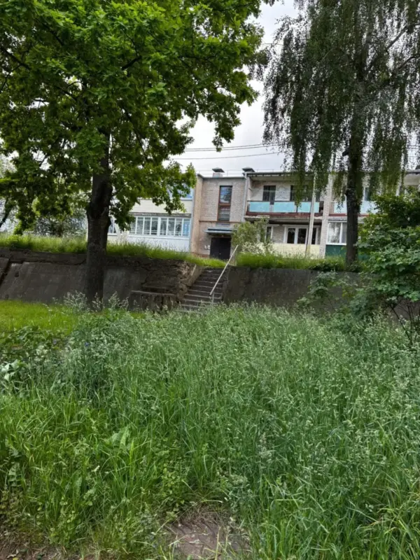 Слонимчанка пожаловалась на состояние детской площадки во дворе — ее демонтировали