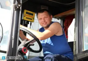 Механизатор с протезом 15 лет управлял трактором — теперь врачи из Гродно хотят ему это запретить 