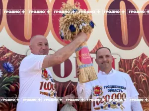 Караев устроил себе челлендж во время уборочной: хочет посидеть в тракторе каждого района Гродненщины Караев устроил себе челлендж во время уборочной: хочет посидеть в тракторе каждого района Гродненщины