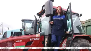 Подросткам разрешили работать в сельском хозяйстве — там не хватает работников трактор, трактористка