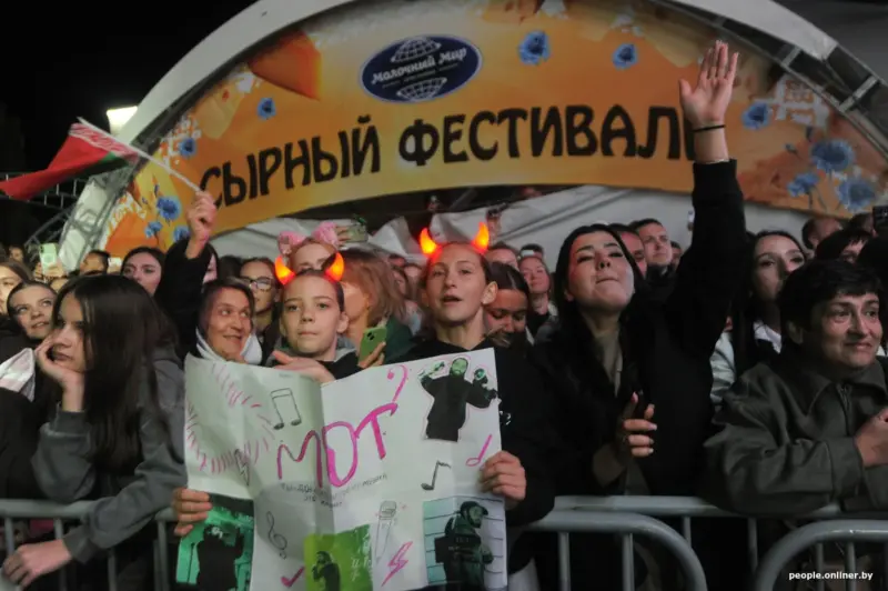 Вытоптанные клумбы и мамы с колясками: не все остались довольны концертом Мота - что сказали власти