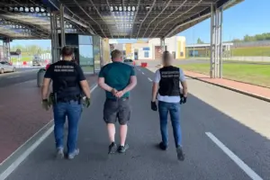 В Польше задержали подозреваемых в контрабанде белорусских сигарет на воздушных шарах. Но обвинение связано с войной в Украине Задержанный за контрабанду сигарет в пункте пропуска Кузница Белостоцкая. Фото: Podlaski Oddział Straży Granicznej