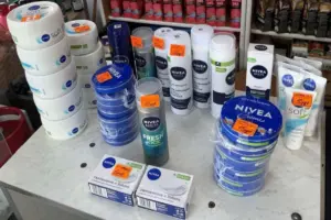В Лиде продавали запрещенную косметику Nivea — изъяли 45 банок и тюбиков косметика Лида