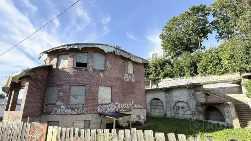 В Гродно продают недострой по соседству с «домом Дракулы»