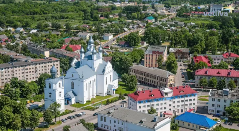 «Исполком освещается, а школа в потёмках». В Слониме хотят подсветить храмы, но жители просят заняться улицами Слоним