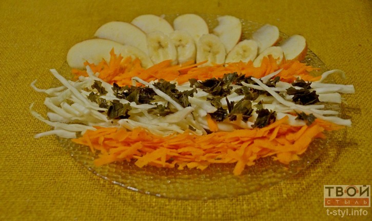 Салатку з гародніны і садавіны з лістамі зялёнага чаю добра з'есці на сняданак