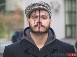 "Міліцыя ўсміхаецца, сваякі змірыліся, дзецям падабаецца". Як гродзенец Лімон жыве з татуіроўкамі на твары