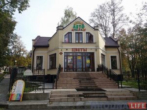 "Мы толькі крыху адхіліліся ад праекта". Уладальнік крамы "Цветы" распавёў пра праблемы з будынкам "Мы толькі крыху адхіліліся ад праекта". Уладальнік крамы "Цветы" распавёў пра праблемы з будынкам