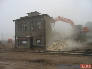 Рэквіем па “Гарачым Хлебе”. Як 19 гадоў таму ў Гродне знеслі сапраўдны помнік Знос крамы "Гарачы хлеб" на рагу Горкага і 17 Верасня. 6 кастрычніка 2006 года