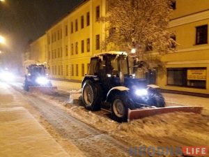 Камунальная тэхніка выехала на вуліцы горада расчышчаць снег