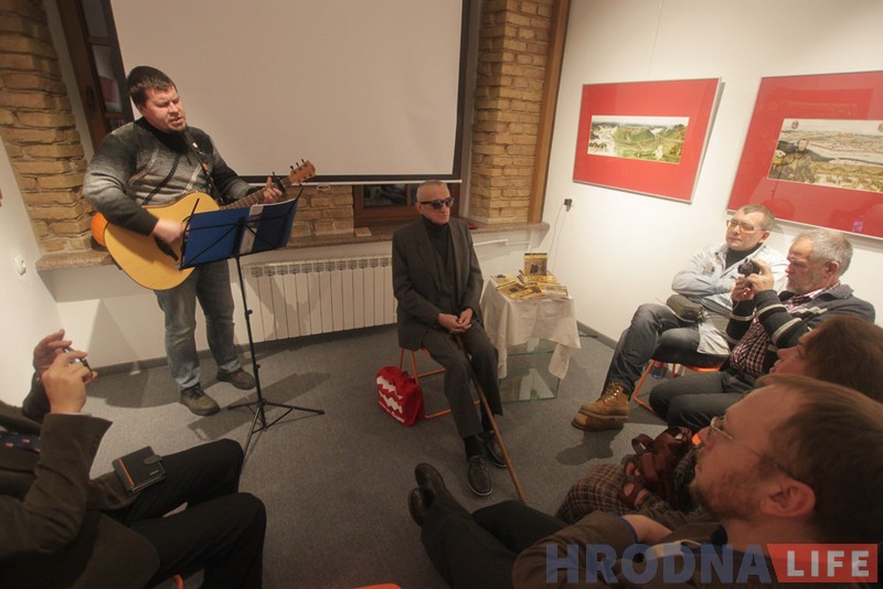 Квінтэсэнцыя творчых пошукаў: у Гродне прэзентавалі новую кнігу Алеся Чобата Квінтэсэнцыя творчых пошукаў: у Гродне прэзентавалі новую кнігу Алеся Чобата