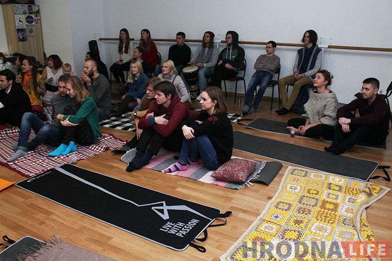 Мантры, танцы і мятная гарбата: як гродзенцы грэліся пад сонечны рэгі ад гурта “СолнцеОстров” Мантры, танцы і мятная гарбата: як гродзенцы грэліся пад сонечны рэгі ад гурта “СолнцеОстров”