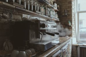 "Кавярня гэта не толькі кава". Дзмітрый Захарка пра кававую культуру, беларускамоўнасць і перспектывы Замкавай вуліцы