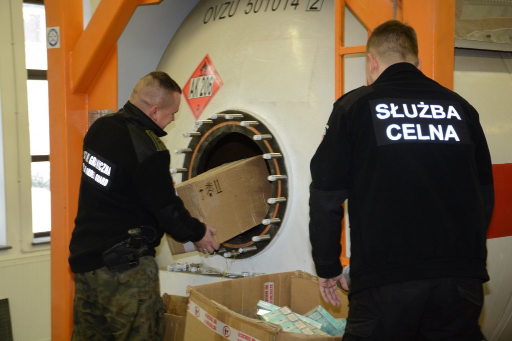 Рэкордная кантрабанда ў Кузніцы: цыгарэты на 2,1 млн еўра перавозілі ў цыстэрне ад газу