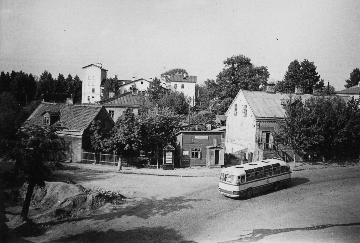 Прывакзальная плошча 1963 г. У драўляным дамку цырульня Мееровіча. Фота Віктара Саяпіна.