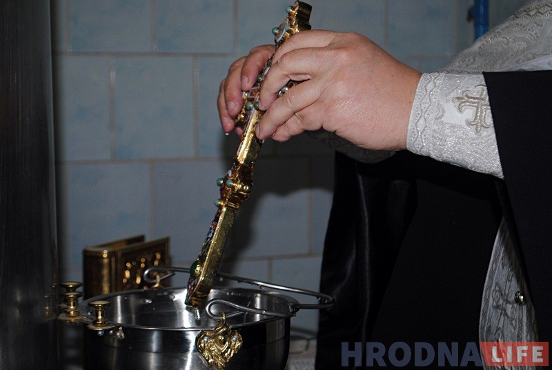 Напярэдадні Вадохрышча святары асвяцілі ў Парэччы 15 тысяч бутэлек вады Напярэдадні Вадохрышча святары асвяцілі ў Парэччы 15 тысяч бутэлек вады