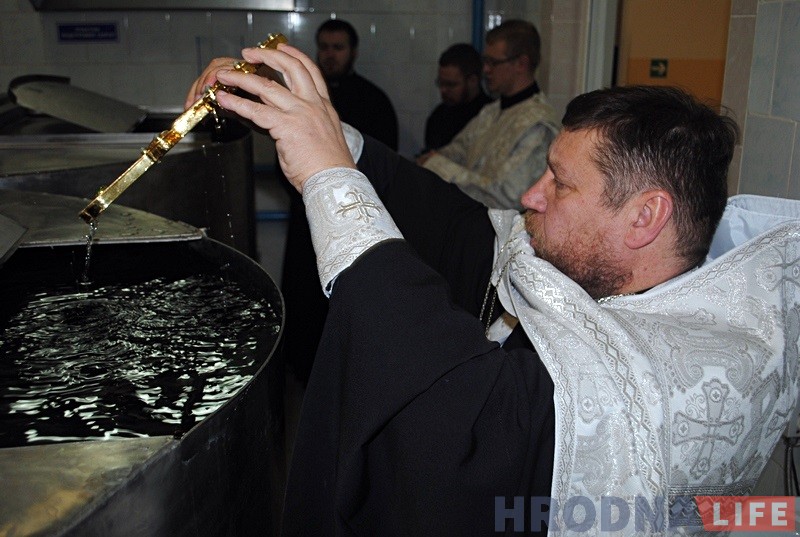 Напярэдадні Вадохрышча святары асвяцілі ў Парэччы 15 тысяч бутэлек вады Напярэдадні Вадохрышча святары асвяцілі ў Парэччы 15 тысяч бутэлек вады
