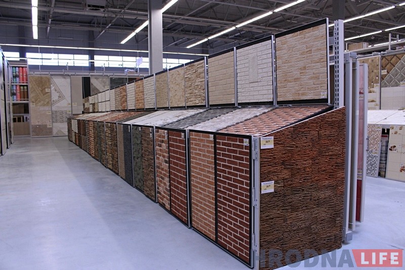 Фотарэпартаж: Самы буйны будаўнічы гіпермаркет Беларусі адкрылі ў Гродне Фотарэпартаж: Самы буйны будаўнічы гіпермаркет Беларусі адкрылі ў Гродне