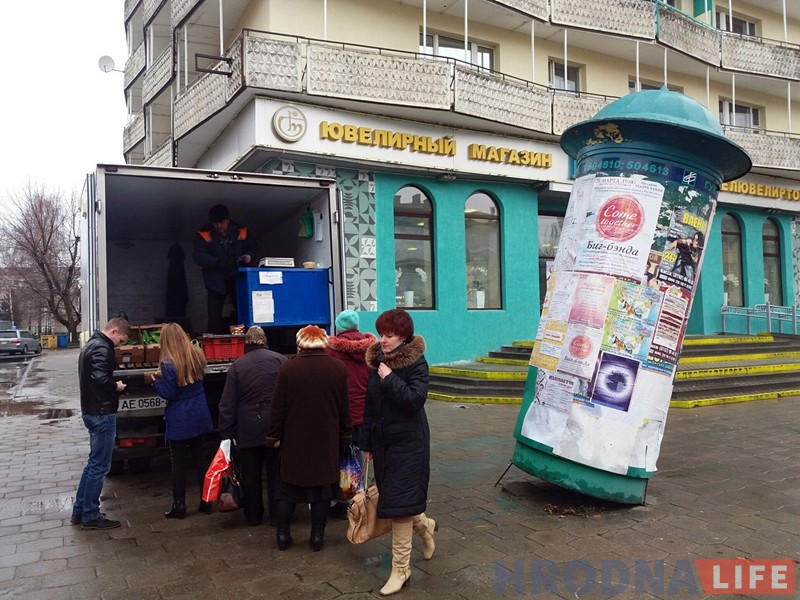 На Ажэшкі тумба для афіш магла ўпасці на мінакоў На Ажэшкі тумба для афіш магла ўпасці на мінакоў