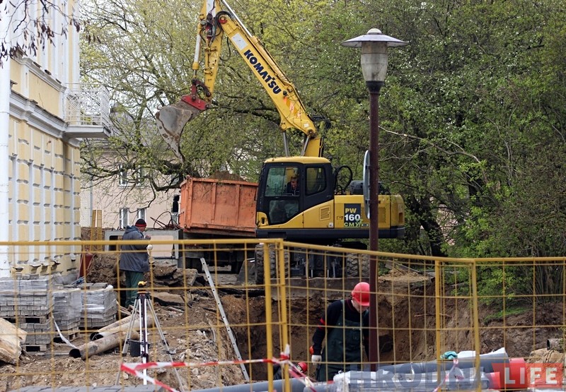 Будаўнічая тэхніка падбіраецца ўсё бліжэй да старых пахаванняў ля Фары Вітаўта Будаўнічая тэхніка падбіраецца ўсё бліжэй да старых пахаванняў ля Фары Вітаўта