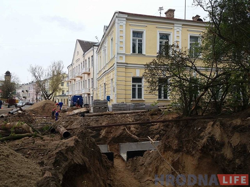 Будаўнічая тэхніка падбіраецца ўсё бліжэй да старых пахаванняў ля Фары Вітаўта Будаўнічая тэхніка падбіраецца ўсё бліжэй да старых пахаванняў ля Фары Вітаўта