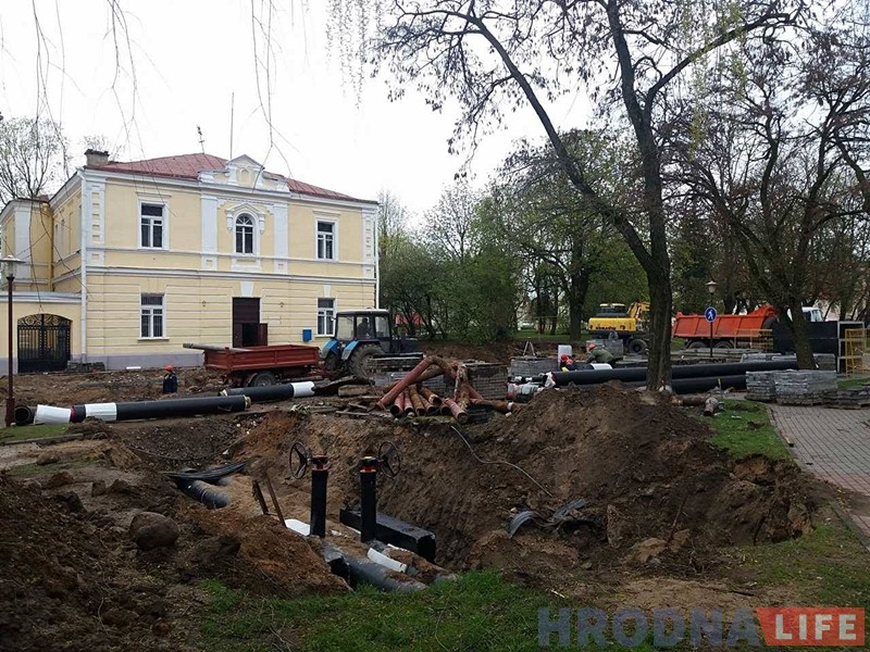 Будаўнічая тэхніка падбіраецца ўсё бліжэй да старых пахаванняў ля Фары Вітаўта Будаўнічая тэхніка падбіраецца ўсё бліжэй да старых пахаванняў ля Фары Вітаўта