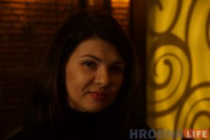 “Памперсы - класна, толькі чалавечых зносін імі не заменіш”. Валанцёрка Ірэна Лабачэўская знаёміць выхаванцаў дзіцячага дома з прафесіяй цырульніка