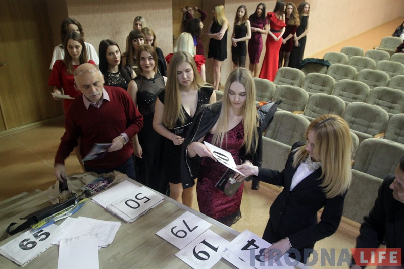 Прыгажуні ў сукенках і ў купальніках: кастынг “Міс Гродна-2017” прайшоў у Каледжы мастацтваў Прыгажуні ў сукенках і ў купальніках: кастынг “Міс Гродна-2017” прайшоў у Каледжы мастацтваў