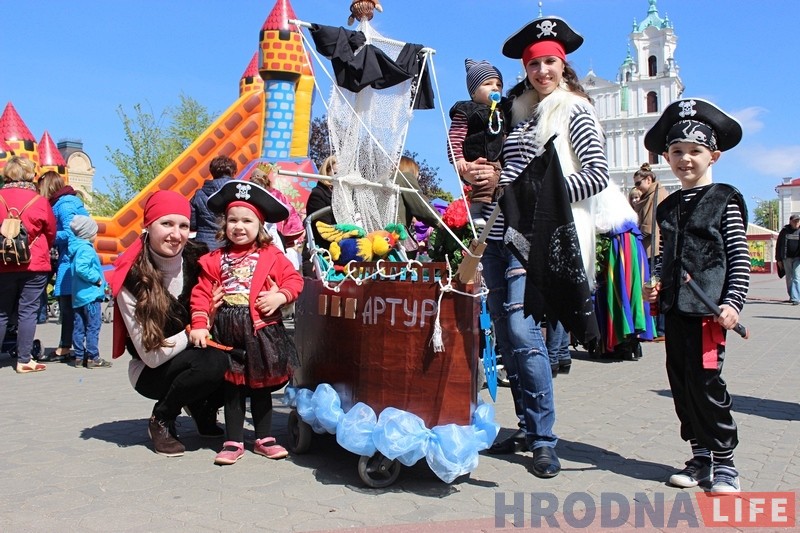 Ад Майдадыра да піратаў: у Гродне прайшоў трэці парад дзіцячых вазкоў Ад Майдадыра да піратаў: у Гродне прайшоў трэці парад дзіцячых вазкоў