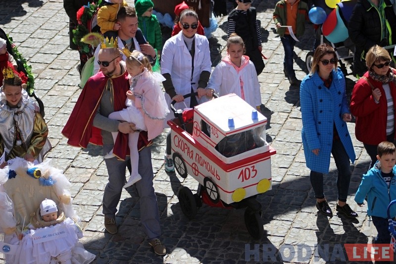 Ад Майдадыра да піратаў: у Гродне прайшоў трэці парад дзіцячых вазкоў Ад Майдадыра да піратаў: у Гродне прайшоў трэці парад дзіцячых вазкоў