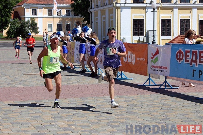 "Траса цяжкая - шмат уздымаў і пякучае сонца". Па вуліцах горада прайшоў забег "Гарадзенская вандроўка" "Траса цяжкая - шмат уздымаў і пякучае сонца". Па вуліцах горада прайшоў забег "Гарадзенская вандроўка"