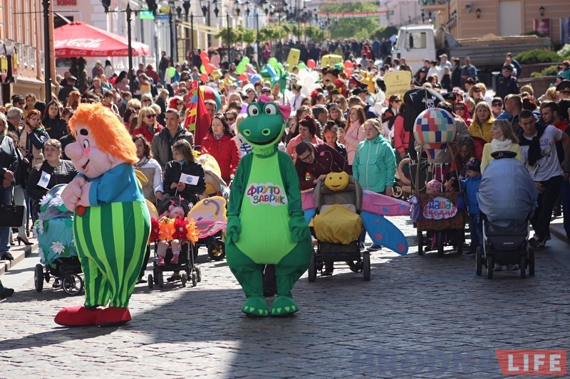 Ад Майдадыра да піратаў: у Гродне прайшоў трэці парад дзіцячых вазкоў Ад Майдадыра да піратаў: у Гродне прайшоў трэці парад дзіцячых вазкоў