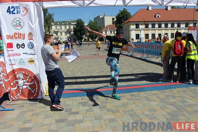 "Траса цяжкая - шмат уздымаў і пякучае сонца". Па вуліцах горада прайшоў забег "Гарадзенская вандроўка" "Траса цяжкая - шмат уздымаў і пякучае сонца". Па вуліцах горада прайшоў забег "Гарадзенская вандроўка"