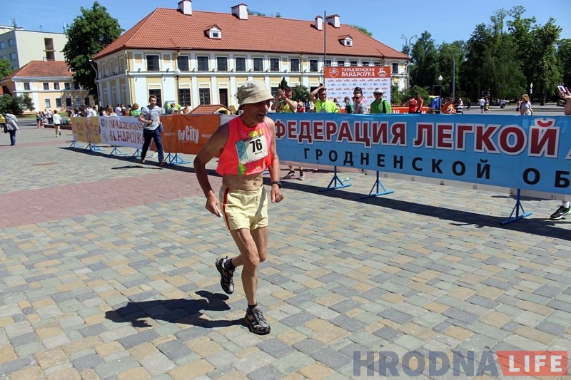 "Траса цяжкая - шмат уздымаў і пякучае сонца". Па вуліцах горада прайшоў забег "Гарадзенская вандроўка" "Траса цяжкая - шмат уздымаў і пякучае сонца". Па вуліцах горада прайшоў забег "Гарадзенская вандроўка"