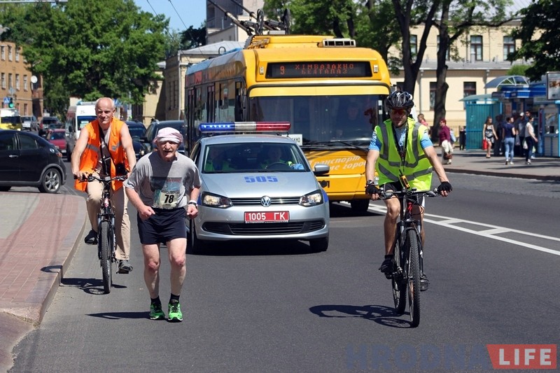 "Траса цяжкая - шмат уздымаў і пякучае сонца". Па вуліцах горада прайшоў забег "Гарадзенская вандроўка" "Траса цяжкая - шмат уздымаў і пякучае сонца". Па вуліцах горада прайшоў забег "Гарадзенская вандроўка"