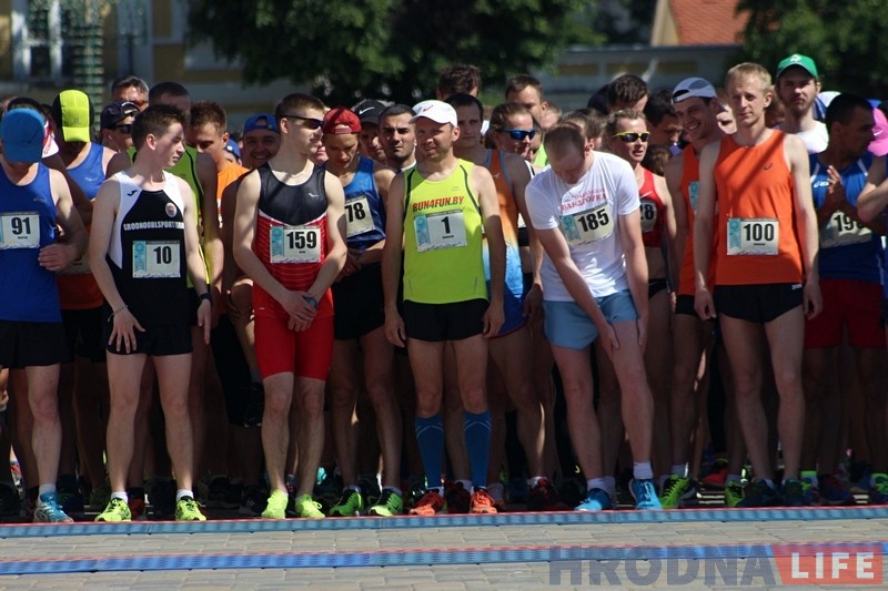 "Траса цяжкая - шмат уздымаў і пякучае сонца". Па вуліцах горада прайшоў забег "Гарадзенская вандроўка" "Траса цяжкая - шмат уздымаў і пякучае сонца". Па вуліцах горада прайшоў забег "Гарадзенская вандроўка"