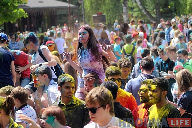 У парку Жылібера праходзіць фестываль фарбаў ColorFest У парку Жылібера праходзіць фестываль фарбаў ColorFest