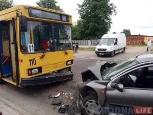 Аварыя каля хлебазавода: Peugeot літаральна ўляцеў у тралейбус Аварыя каля хлебазавода: Peugeot літаральна ўляцеў у тралейбус