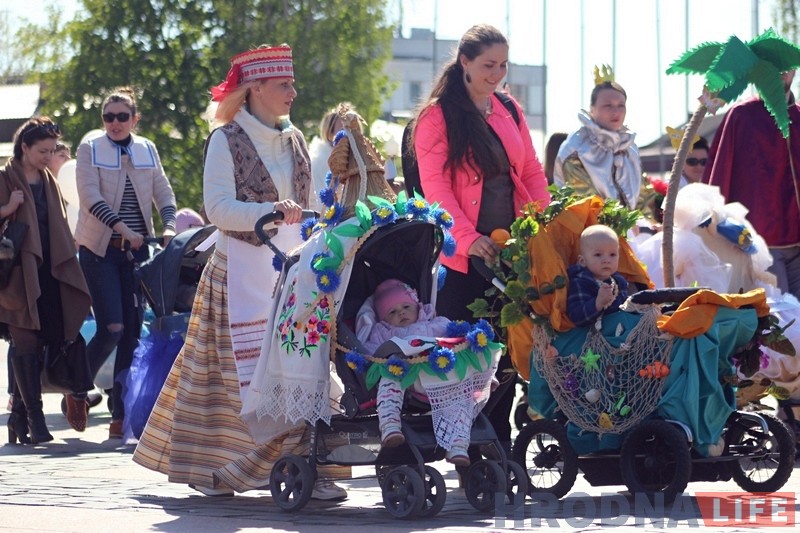 Ад Майдадыра да піратаў: у Гродне прайшоў трэці парад дзіцячых вазкоў Ад Майдадыра да піратаў: у Гродне прайшоў трэці парад дзіцячых вазкоў