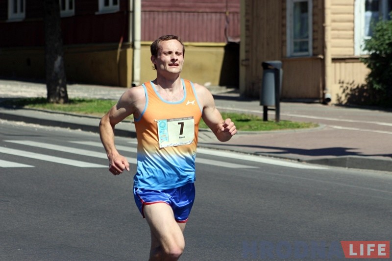 "Траса цяжкая - шмат уздымаў і пякучае сонца". Па вуліцах горада прайшоў забег "Гарадзенская вандроўка" "Траса цяжкая - шмат уздымаў і пякучае сонца". Па вуліцах горада прайшоў забег "Гарадзенская вандроўка"