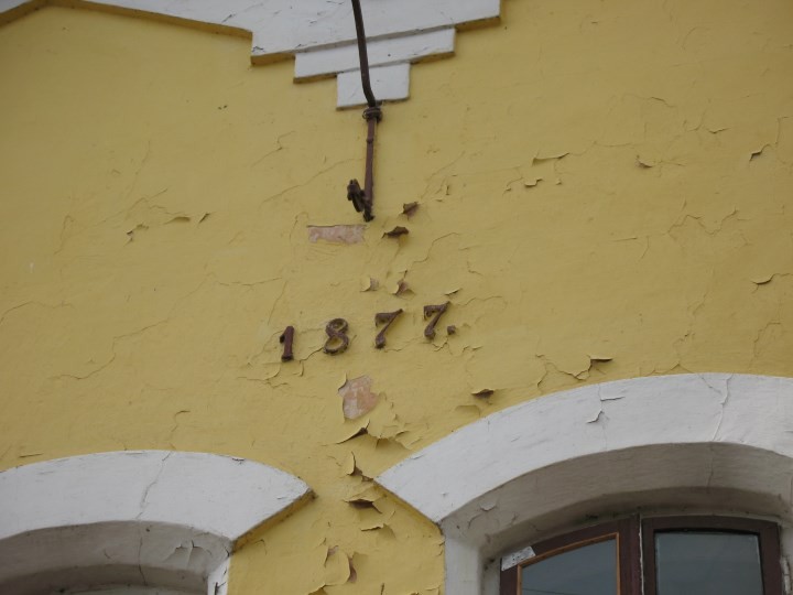 Дата на фасаде Гродненского пивзавода. Фото из архива Андрея Вашкевича