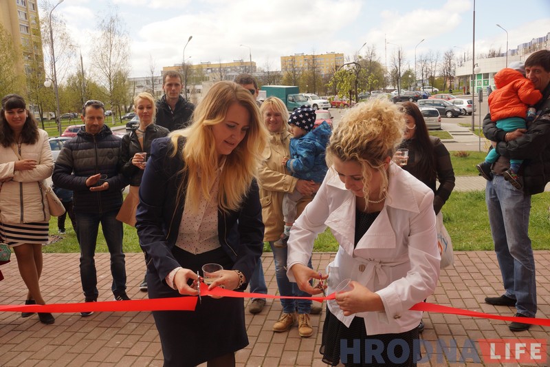 Можна ў крэсле, а можна пад сталом. Дзе стрыгчыся ў “Падстрыгульках” вырашаюць малыя кліенты