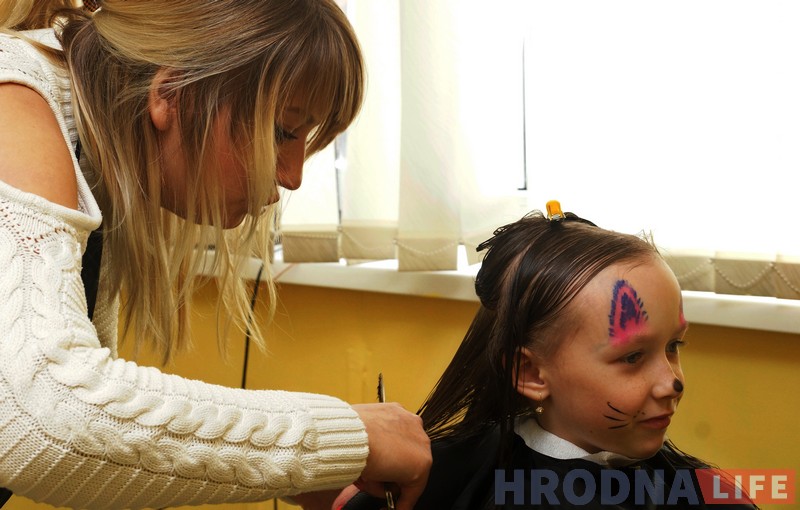 Можна ў крэсле, а можна пад сталом. Дзе стрыгчыся ў “Падстрыгульках” вырашаюць малыя кліенты