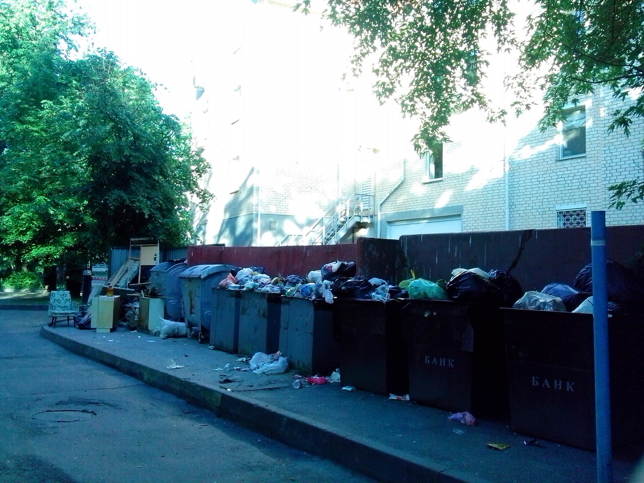 Пляцоўкі зрабілі, кантэйнеры паставілі, а смецце вывозіць не паспяваюць Пляцоўкі зрабілі, кантэйнеры паставілі, а смецце вывозіць не паспяваюць