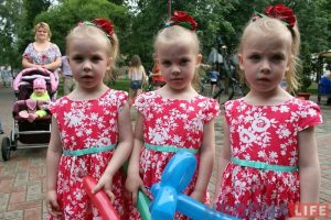 "Мы не двайняткі - мы трайняткі". У парку атракцыёнаў сабраліся аднолькавыя гродзенцы "Мы не двайняткі - мы трайняткі". У парку атракцыёнаў сабраліся аднолькавыя гродзенцы