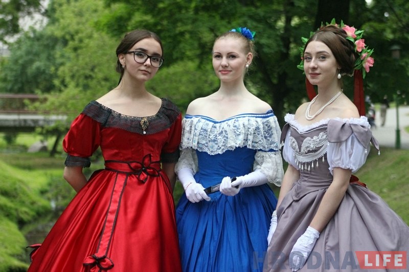 Летні баль прайшоў каля дома Ажэшкі ў Гродне Летні баль прайшоў каля дома Ажэшкі ў Гродне