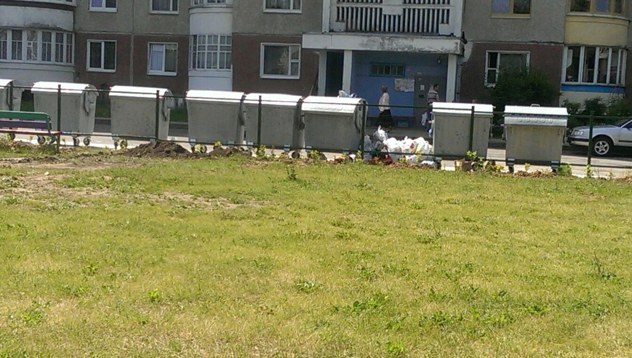 Пляцоўкі зрабілі, кантэйнеры паставілі, а смецце вывозіць не паспяваюць Пляцоўкі зрабілі, кантэйнеры паставілі, а смецце вывозіць не паспяваюць