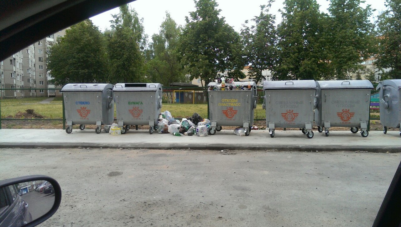 Пляцоўкі зрабілі, кантэйнеры паставілі, а смецце вывозіць не паспяваюць Пляцоўкі зрабілі, кантэйнеры паставілі, а смецце вывозіць не паспяваюць